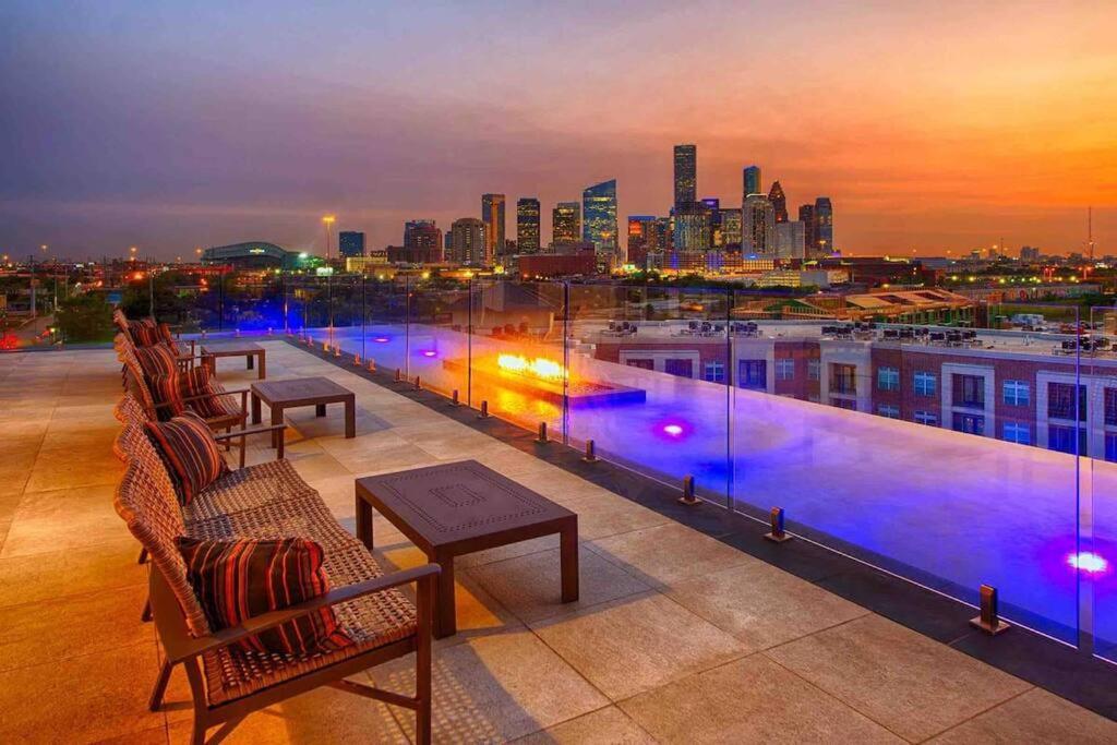 Downtown Living 1Br W/ Free Parking Garage Lägenhet Houston Exteriör bild